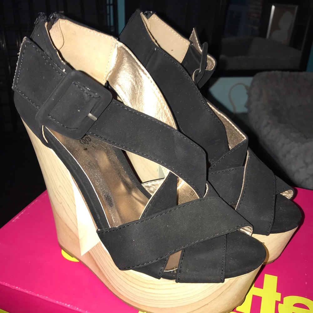 Black wedges